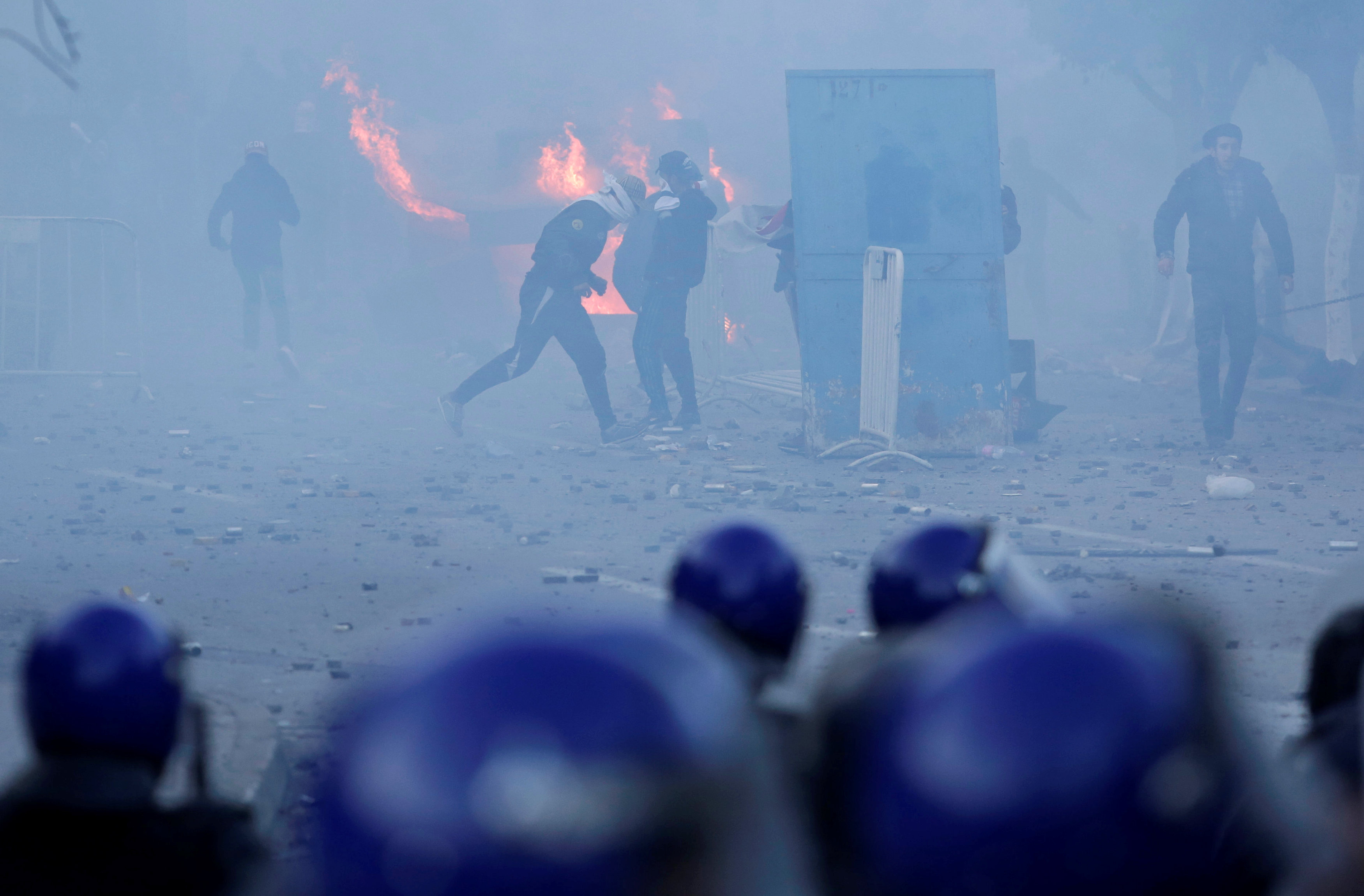 صدامات بين الشرطة ومتظاهرين يحتجون على ترشح بوتفليقة (10)