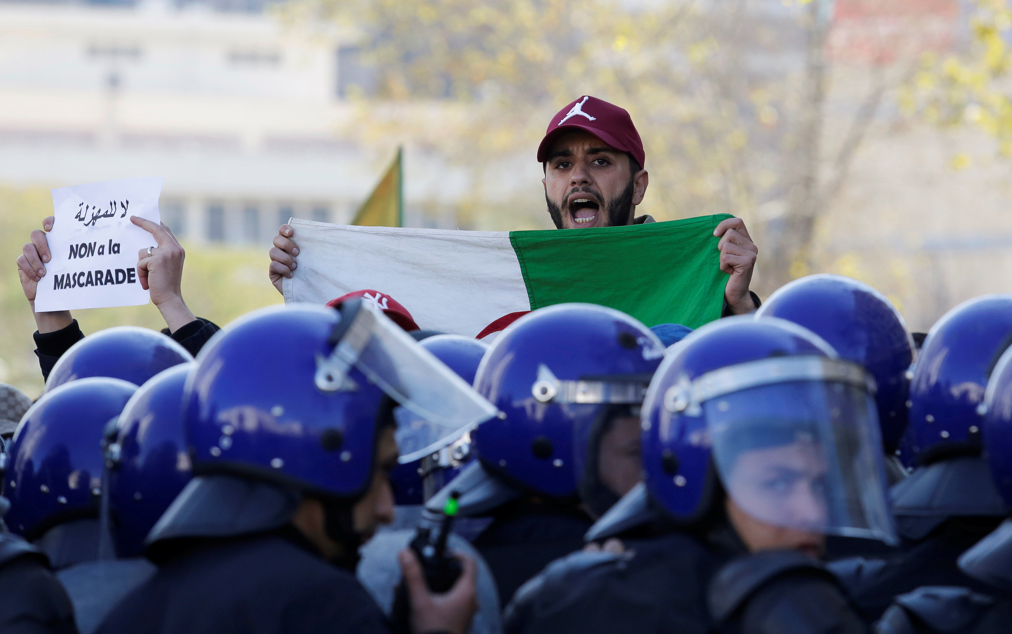صدامات بين الشرطة ومتظاهرين يحتجون على ترشح بوتفليقة (4)