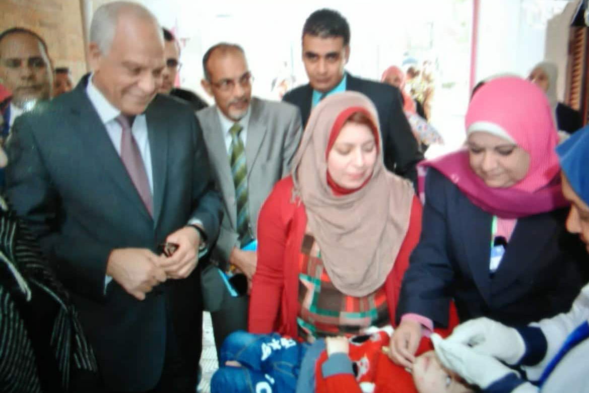 اللواء أحمد راشد محافظ الجيزة يحضر انطلاق أول أيام حملة التطعيم ضد مرض شلل الأطفال  (1)