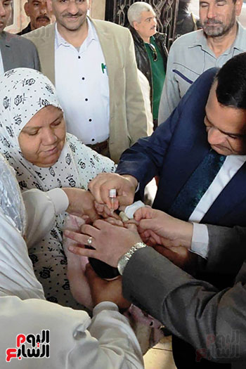 محافظ البحيرة يفتتح الحملة القومية للتطعيم ضد مرض شلل الأطفال بدمنهور (9)