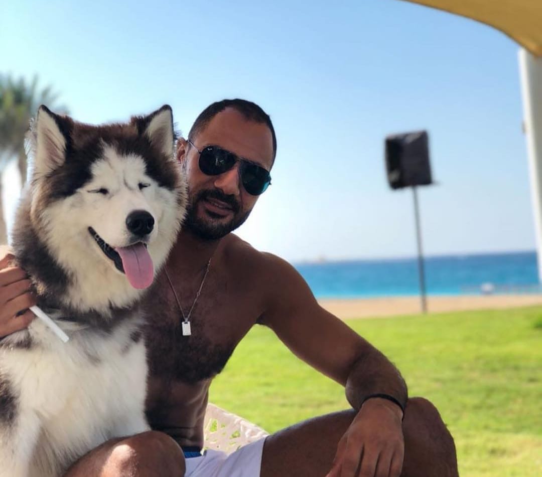 محمد شوقى يحتضن  كلبه