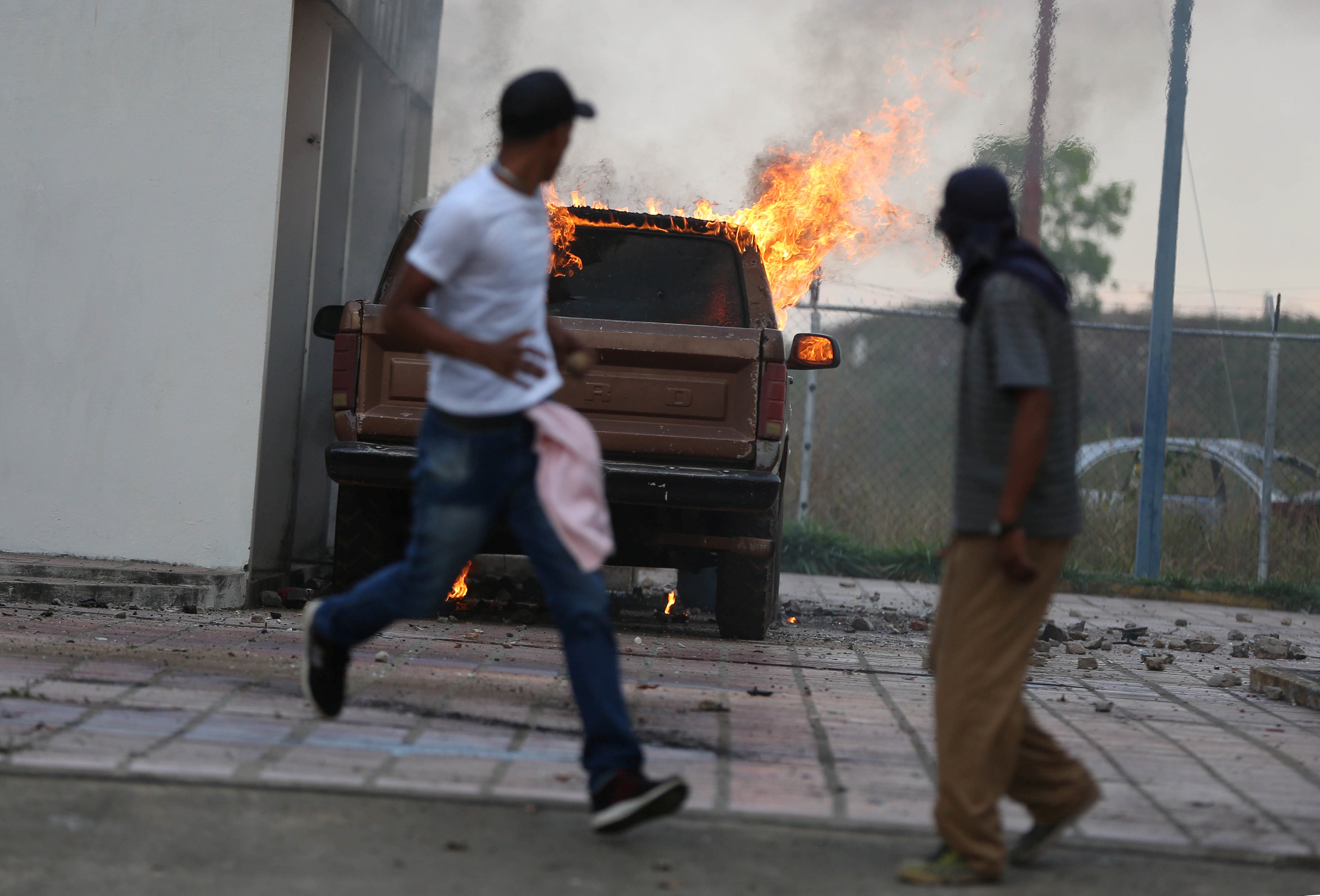 جانب من العنف فى فنزويلا (11)