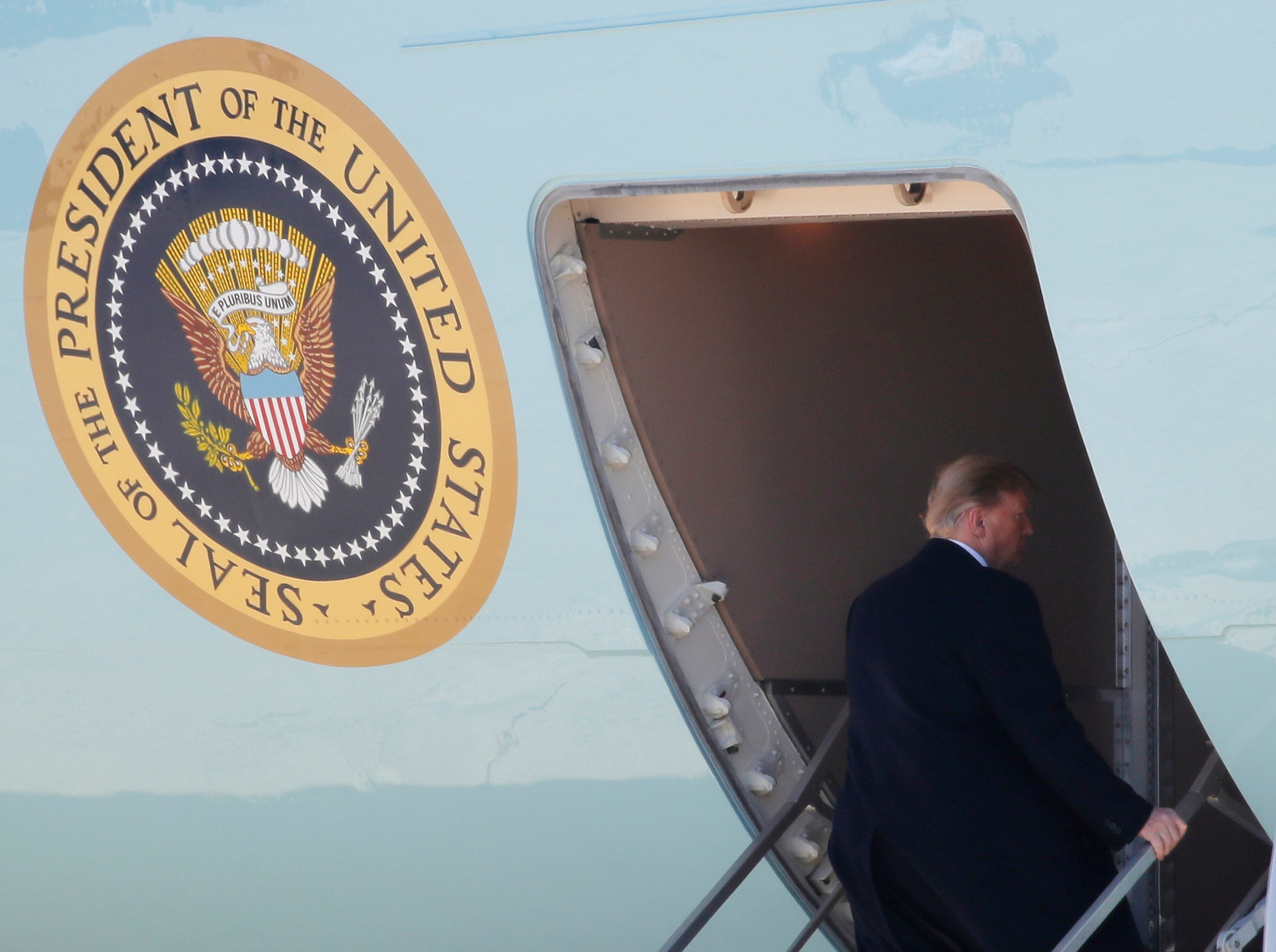 الرئيس الأمريكى دونالد ترامب يستقل طائرته 