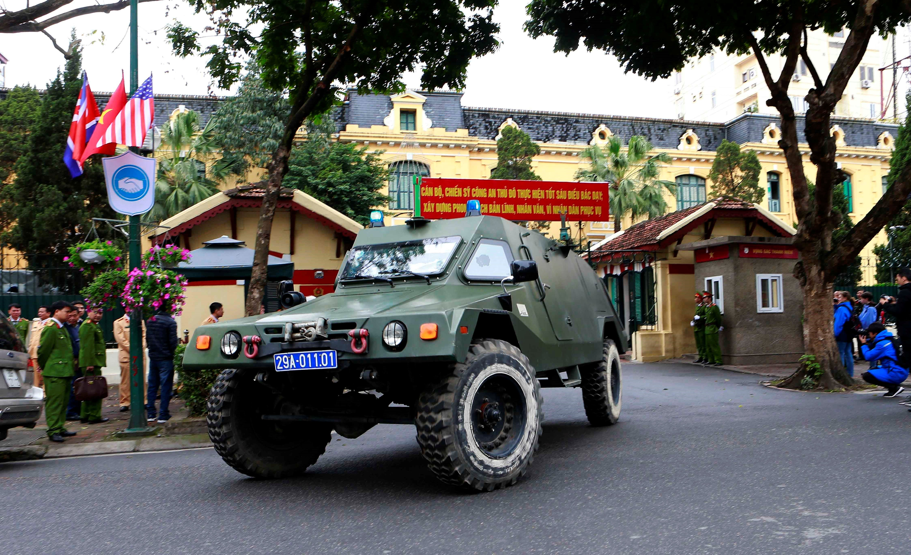عربة مدرعة بأحد شوارع هانوى
