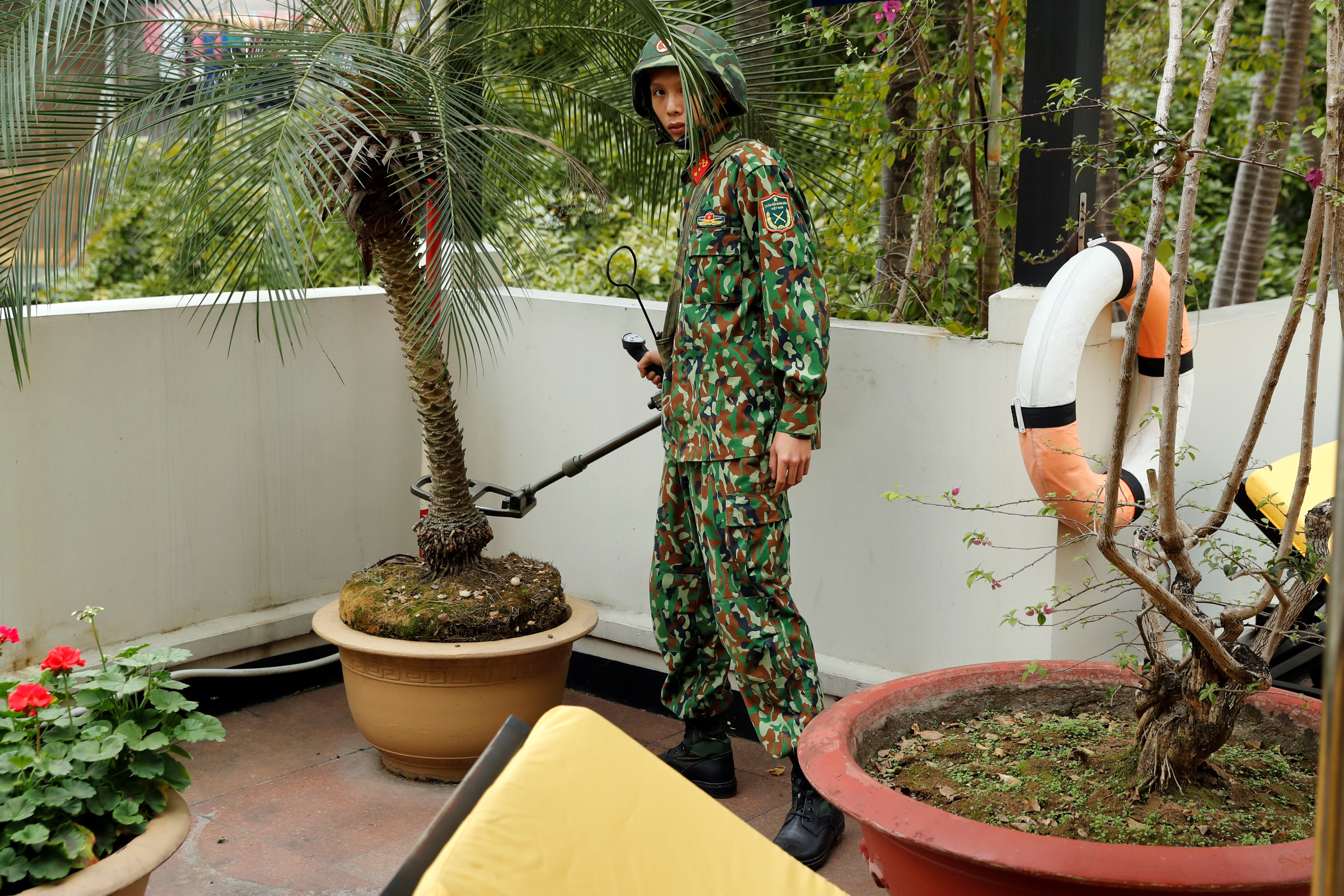 جندى فيتنامى يستخدم جهاز الكشف عن المتفجرات لتأمين الفندق