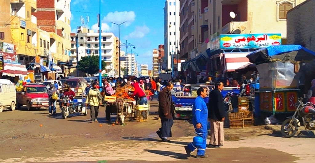 شوارع مرسى مطروح تعاني من احتلال الباعة الجائلين وأعمال مد المرافق  (1)