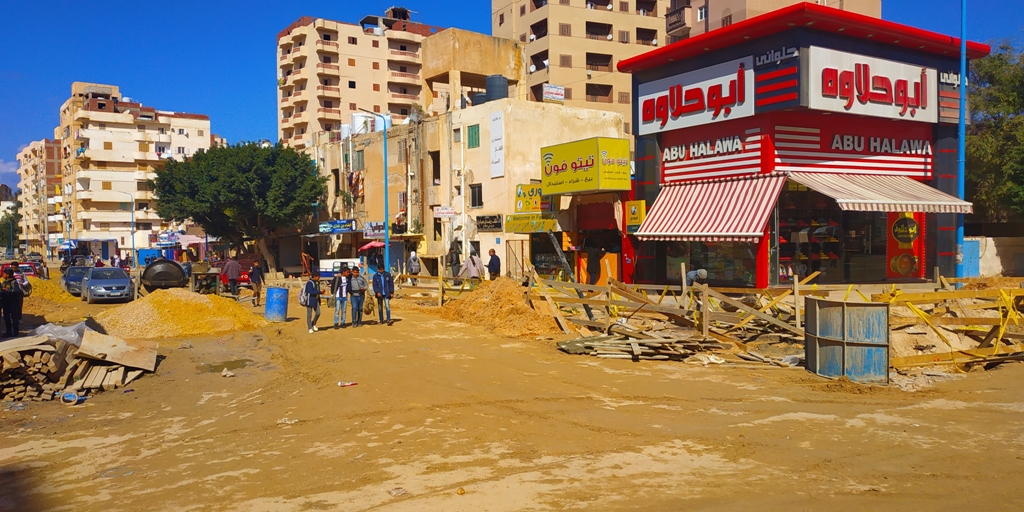 شوارع مرسى مطروح تعاني من احتلال الباعة الجائلين وأعمال مد المرافق  (5)