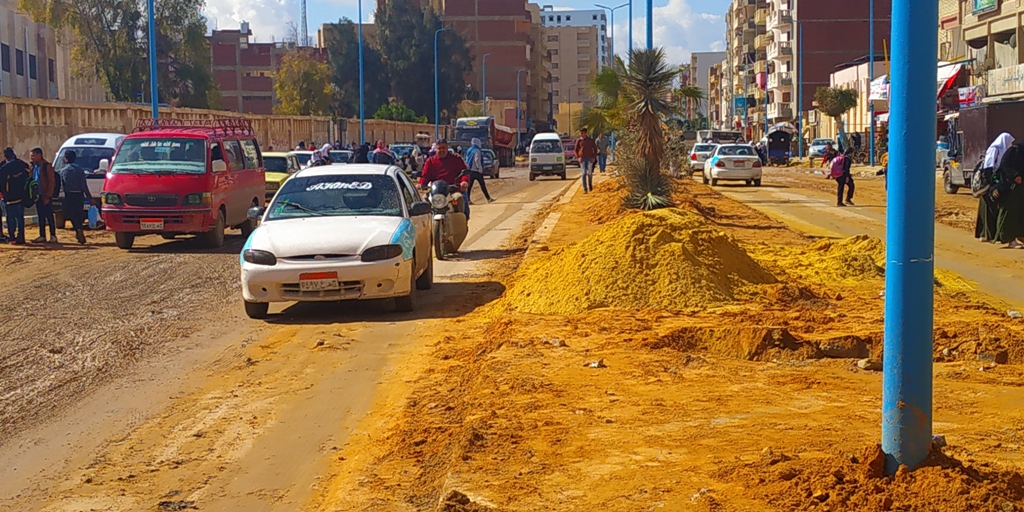 شوارع مرسى مطروح تعاني من احتلال الباعة الجائلين وأعمال مد المرافق  (4)