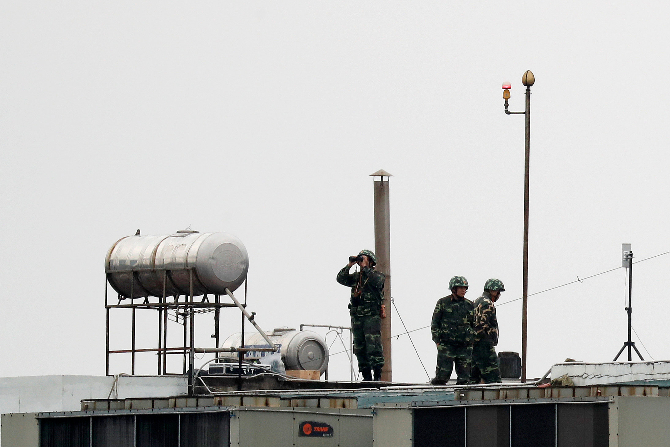 جنود فيتناميون على أسطح المبانى