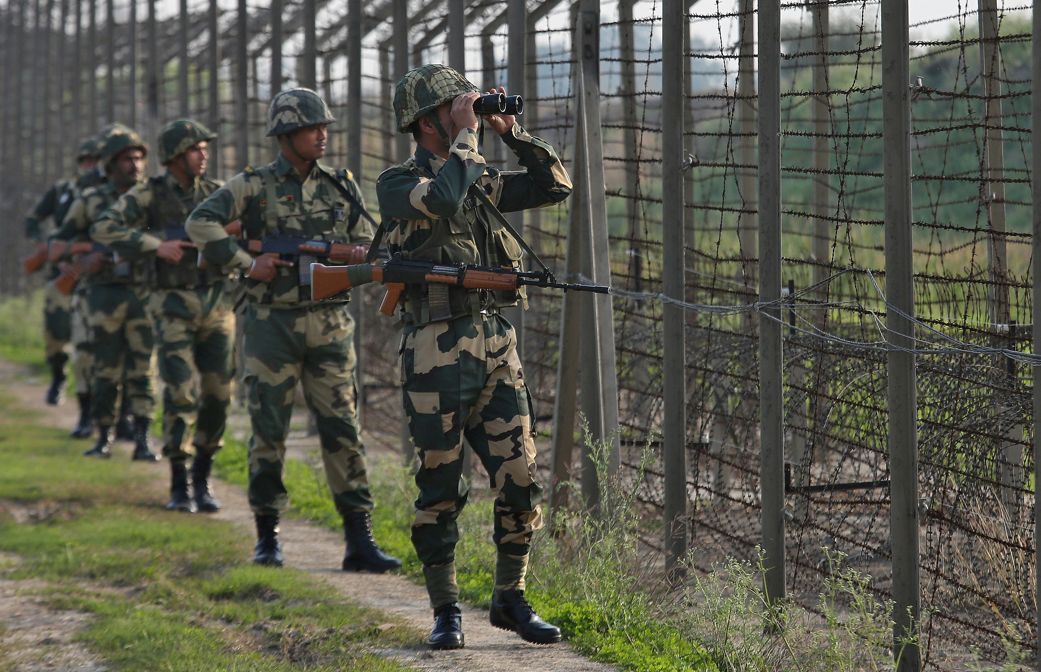 جنود من الجيش الهندى يمشطون الحدود مع باكستان 