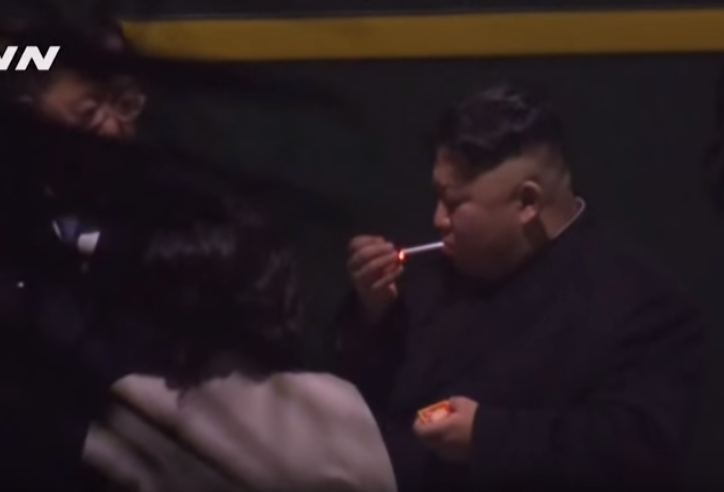 رئيس كوريا الشمالية يدخن سيجارة خلال طريقه لقمة ترامب