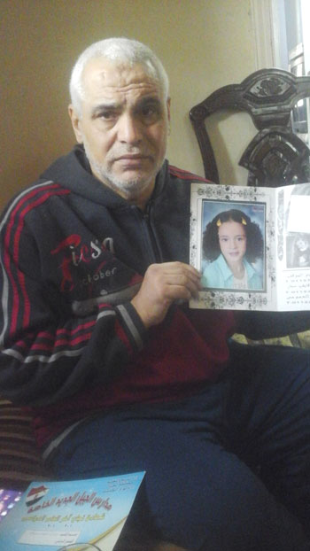 22019268381254-والد-الضحية-يحمل-صورة-ابنته-(2)