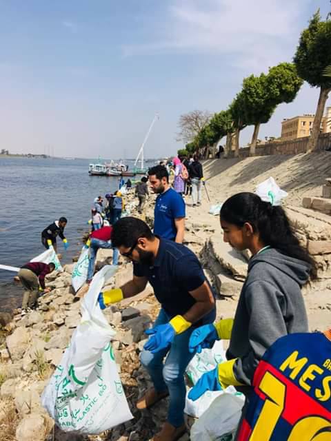 شباب بالأقصر ينظمون مبادرة لتنظيف نهر النيل ويرفعون 750 كيلو قمامة ومخلفات صلبة (1)