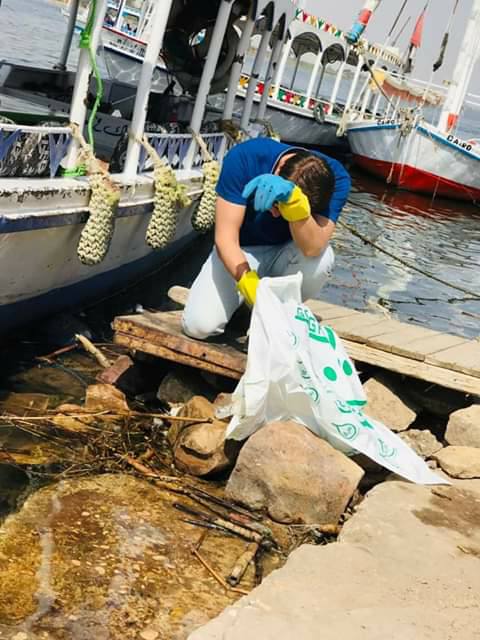 شباب بالأقصر ينظمون مبادرة لتنظيف نهر النيل ويرفعون 750 كيلو قمامة ومخلفات صلبة (4)