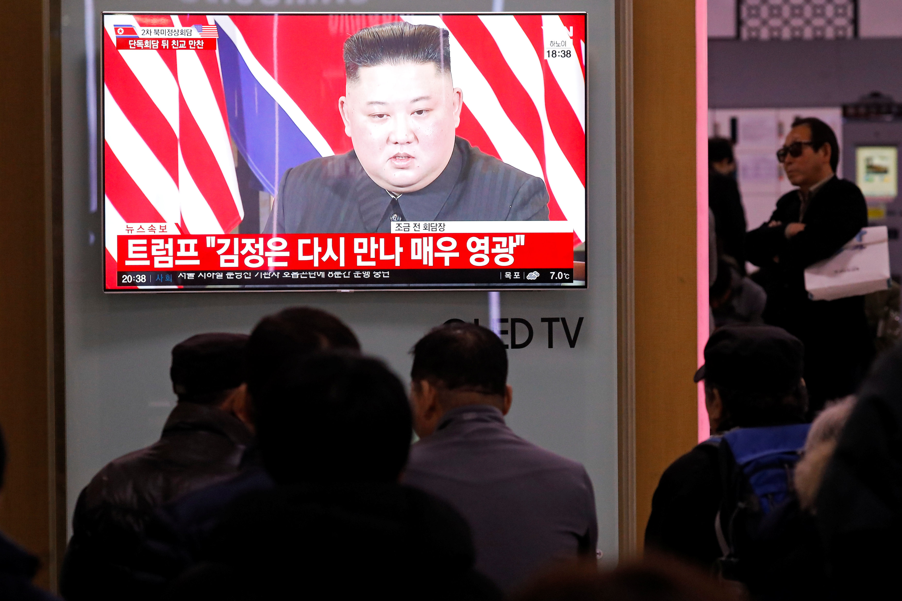زعيم كوريا الشمالية يظهر على أحد الشاشات أثناء القمة