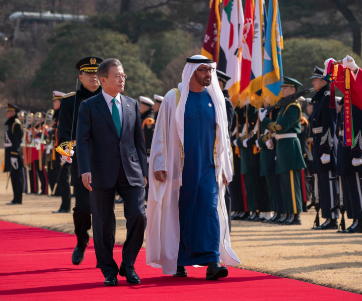 الشيخ محمد بن زايد خلال استقباله من رئيس كوريا الجنوبية