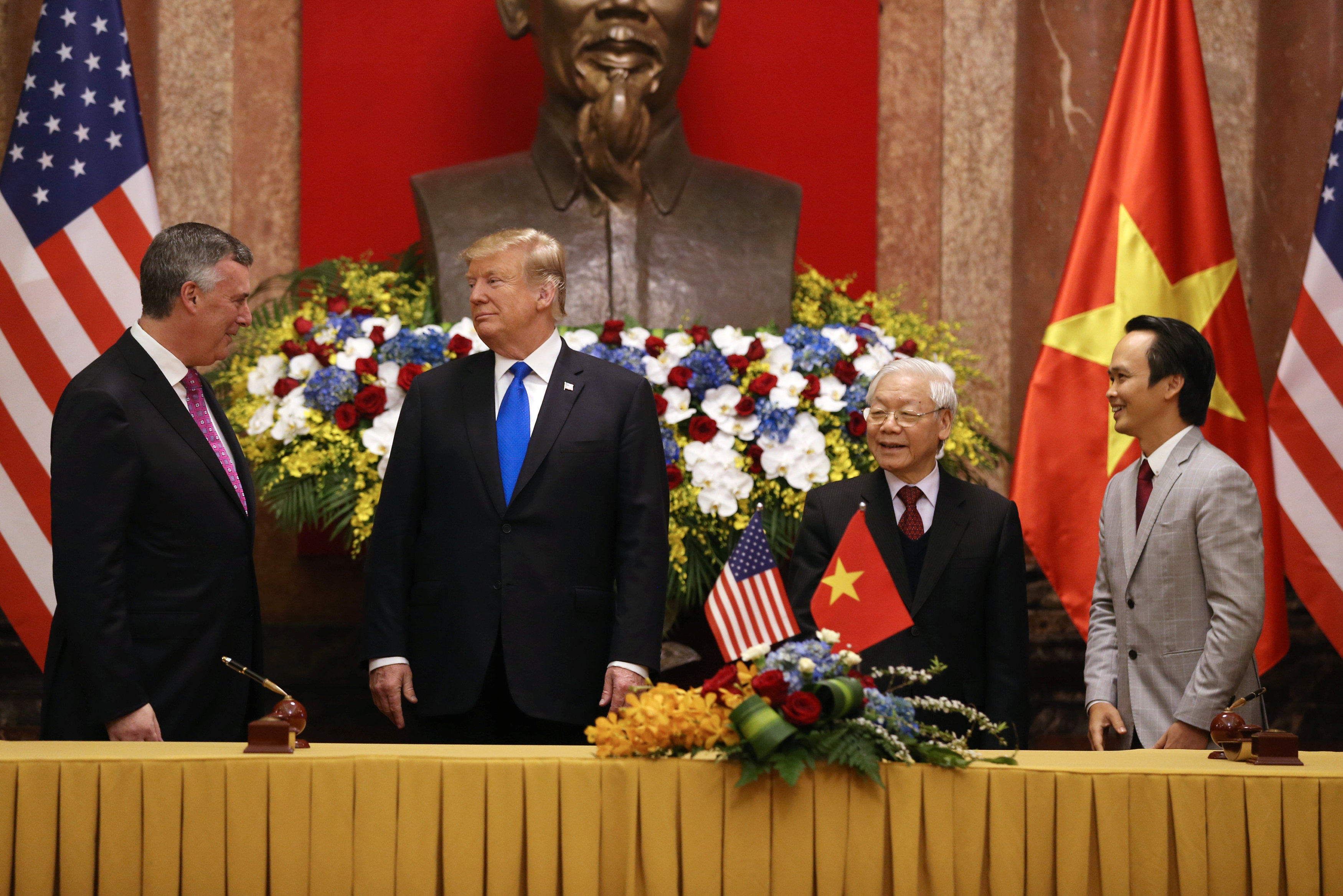 ترامب ورئيس فيتنام أثناء توقيع عدد من الاتفاقيات