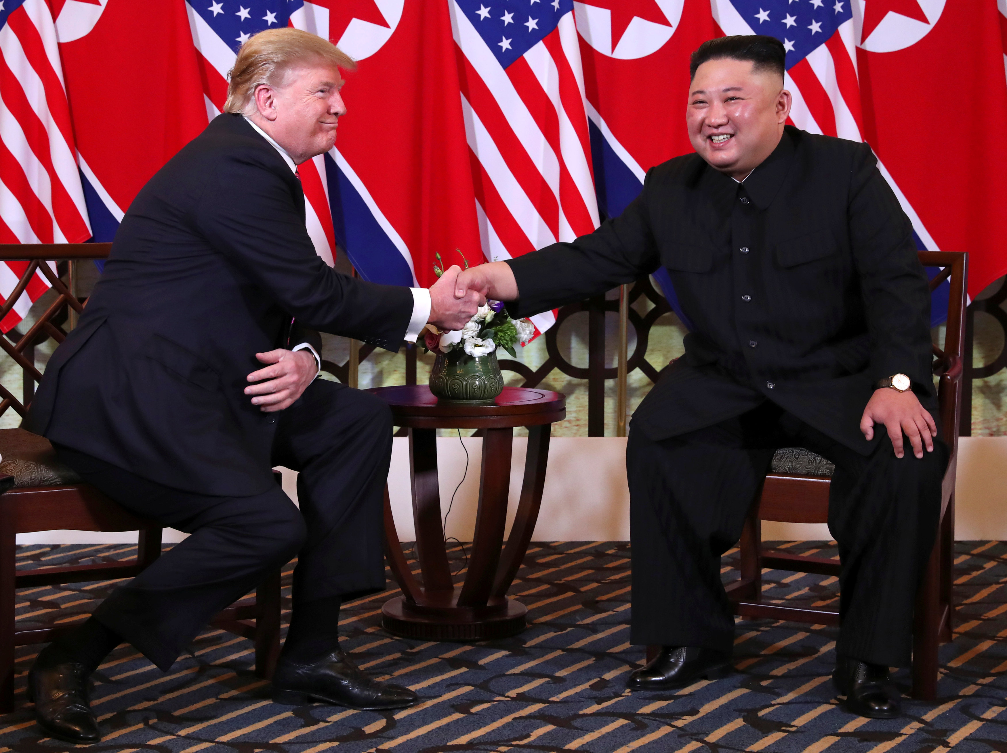 الرئيس الأمريكى يصافح زعيم كوريا الشمالية