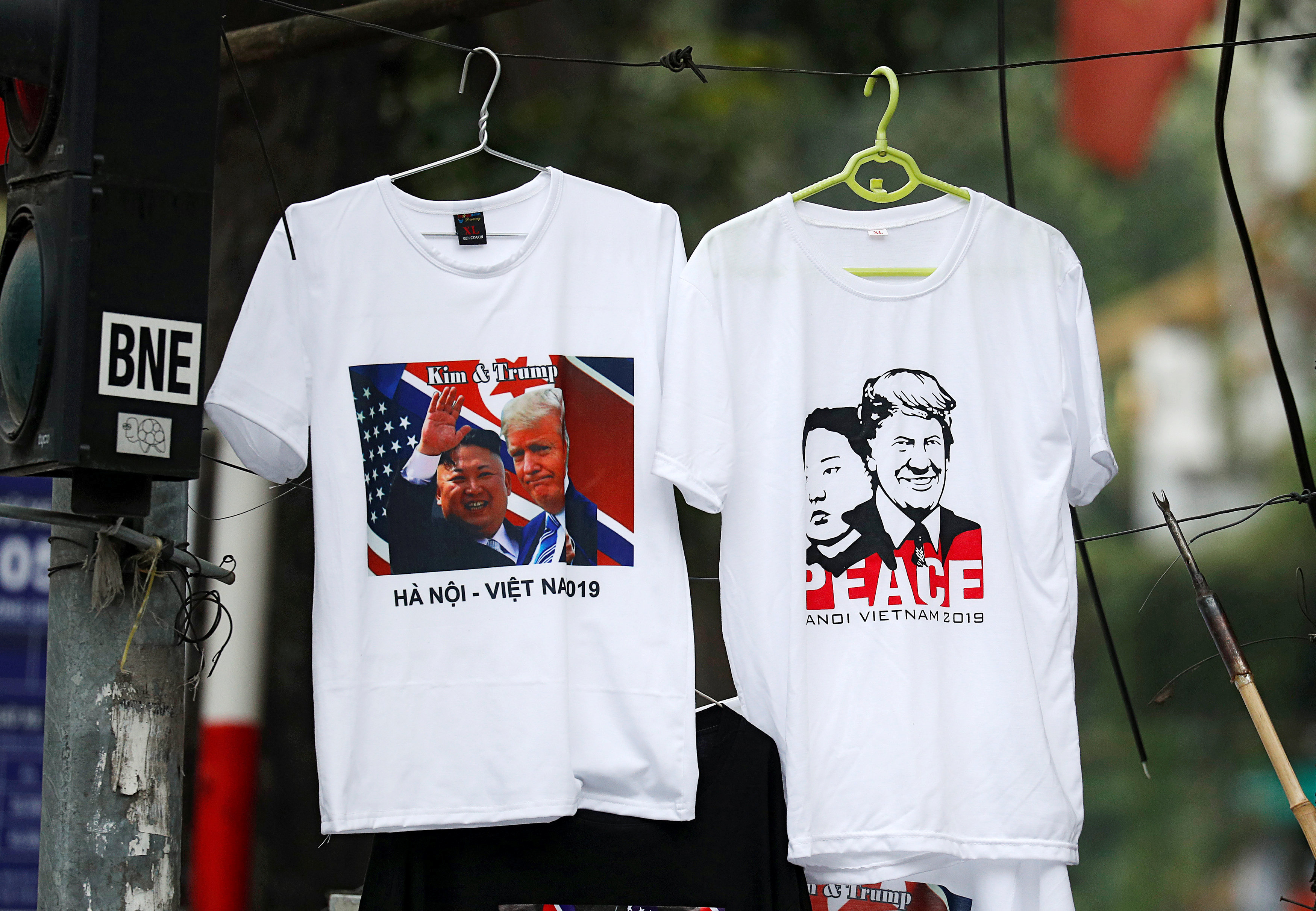 تيشيرتات تحمل صور ترامب وكيم فى شوارع هانوى