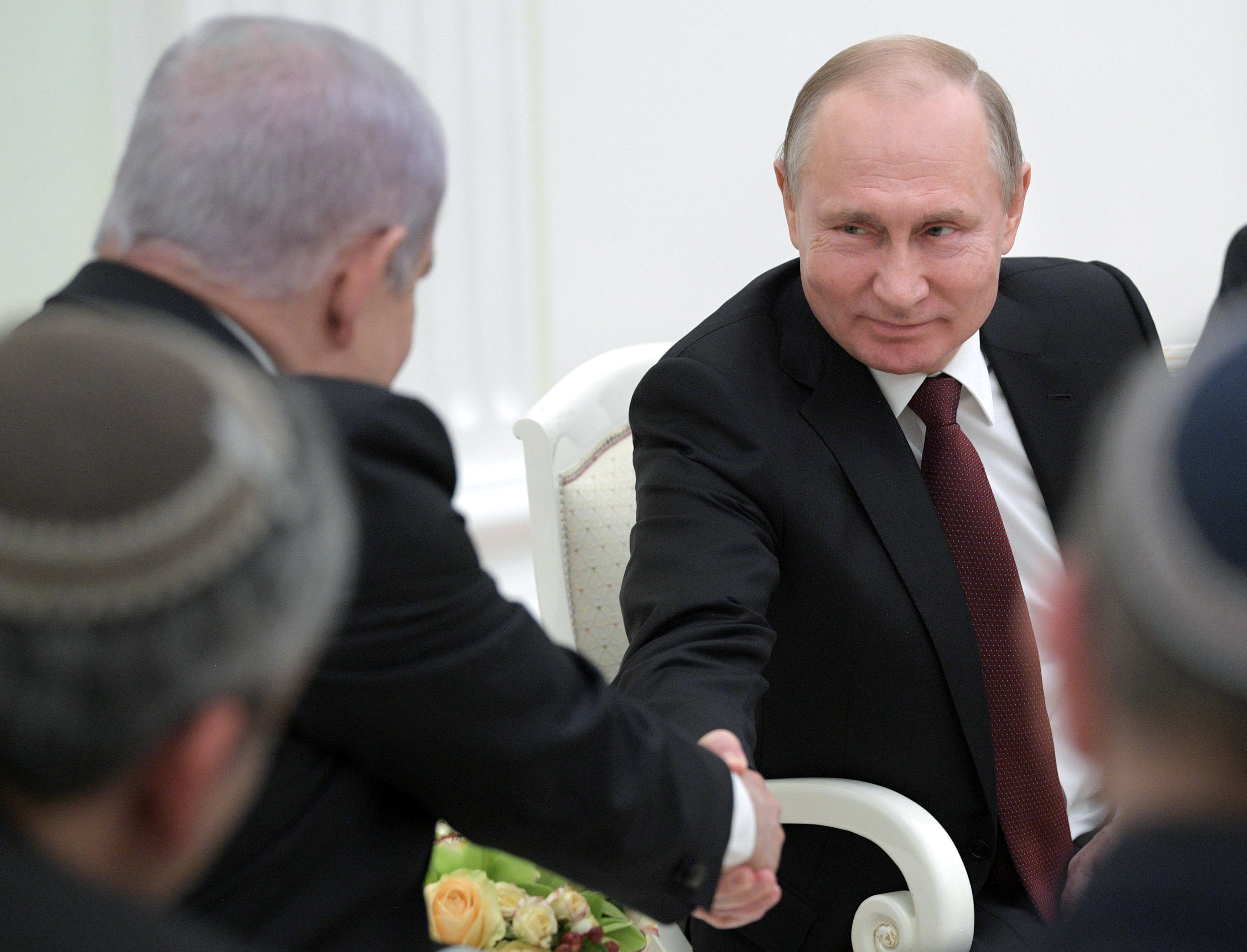 بوتين يصافح نظيره الإسرائيلى