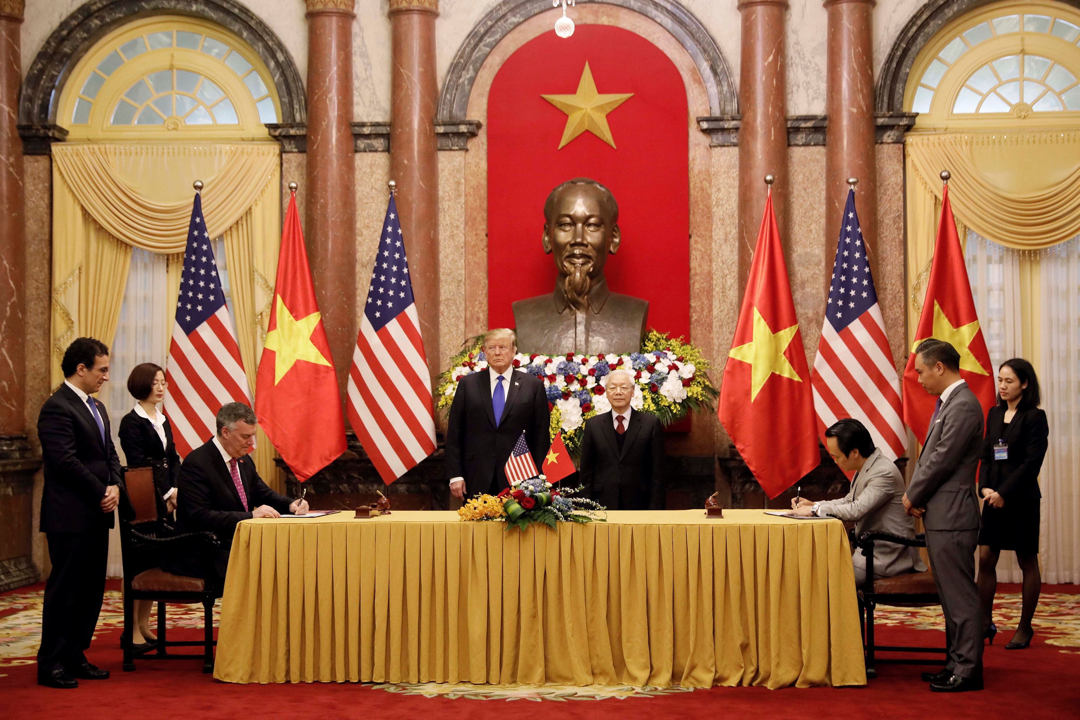توقيع أحد الاتفاقيات بين أمريكا وفيتنام بحضور الرئيسين