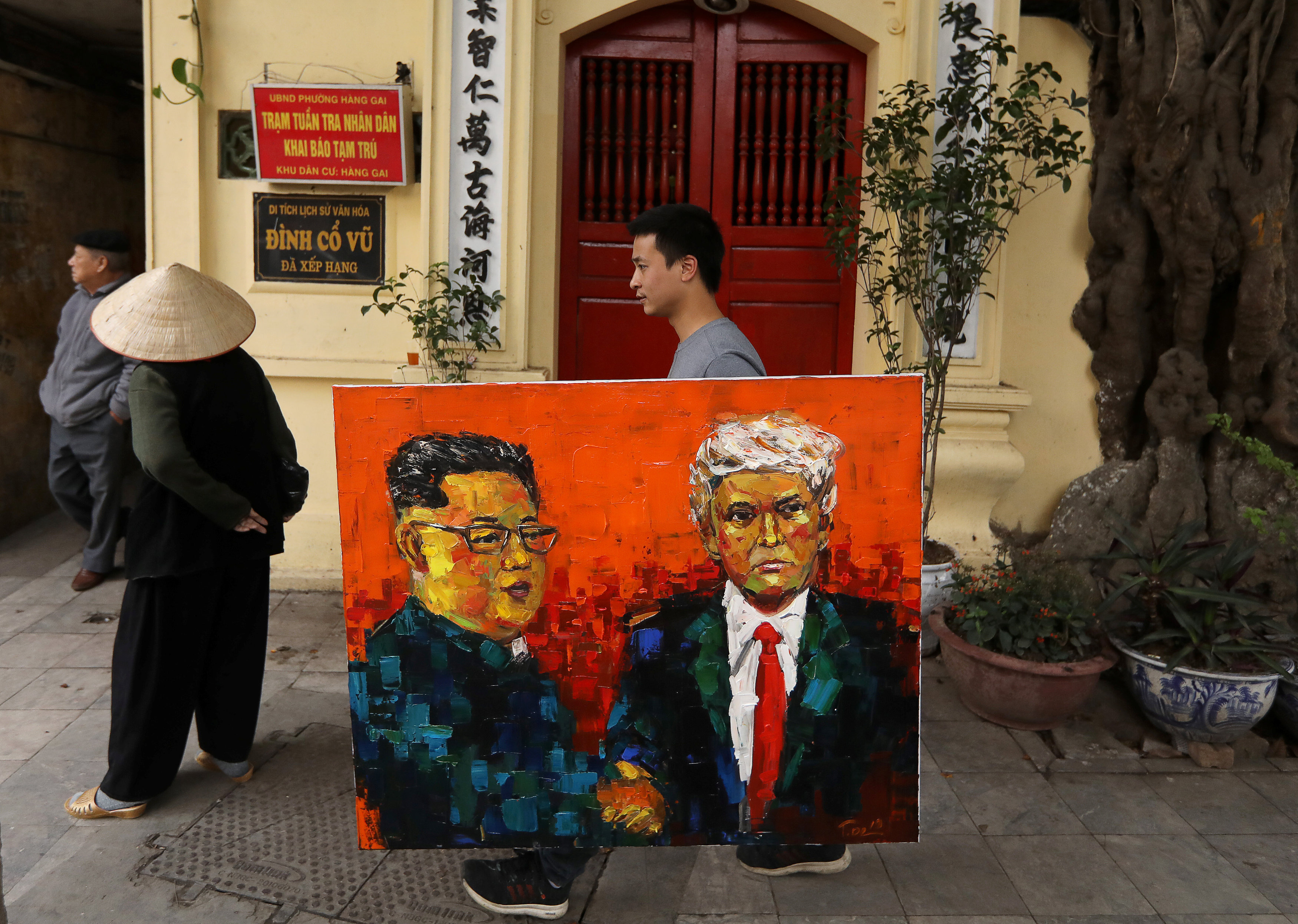 بورتريه للرئيس الأمريكى وزعيم كوريا الشمالية فى أحد شوارع هانوى