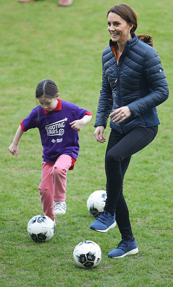 كيت تلعب كرة القدم مع الاطفال (1)