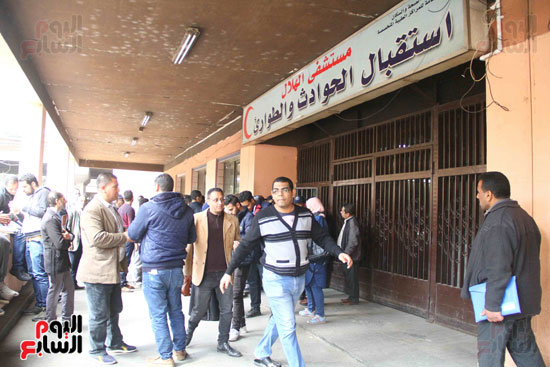 استقبال المصابيين بمستشفى الهلال - حادث محطه مصر (1)