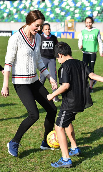كيت تلعب كرة القدم مع الاطفال (2)