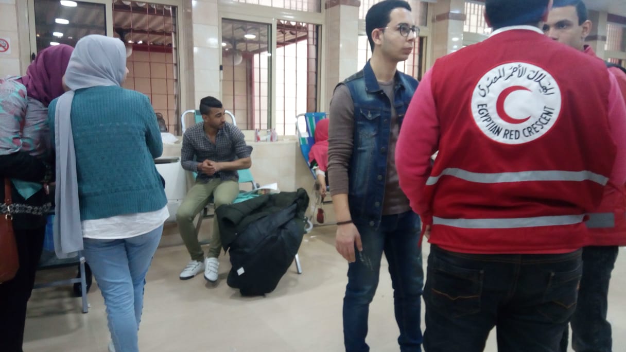 تزاحم المواطنين بمستشفى الهلال الأحمر للتبرع بالدم (1)