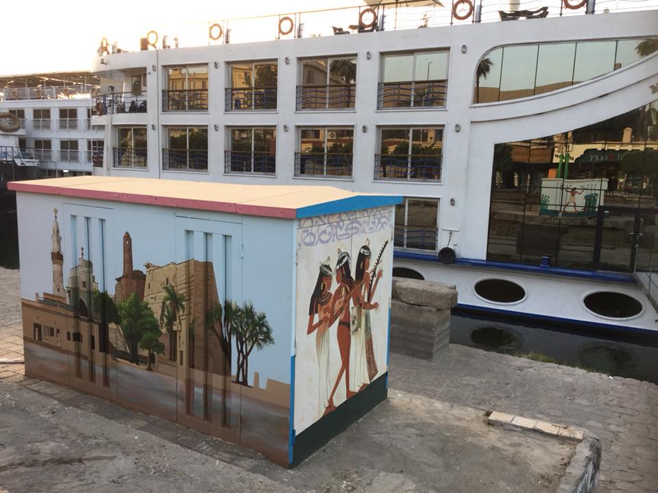 صاحب بازار بالأقصر يطلق مبادرة لتجميل محولات الكهرباء أمام المراكب النيلية لدعم السياحة (5)