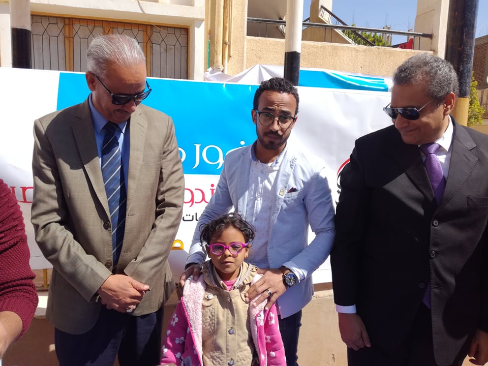 محافظة الأقصر تشهد تسليم 131 نظارة لضعاف البصر من طلاب 3 مدارس (3)