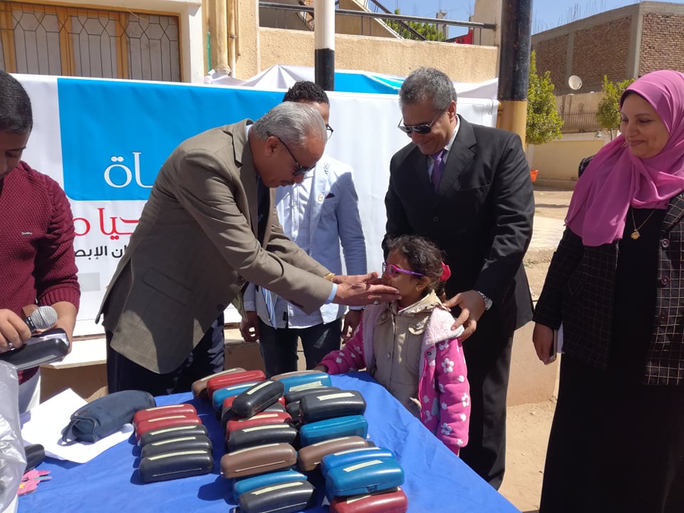 محافظة الأقصر تشهد تسليم 131 نظارة لضعاف البصر من طلاب 3 مدارس (1)