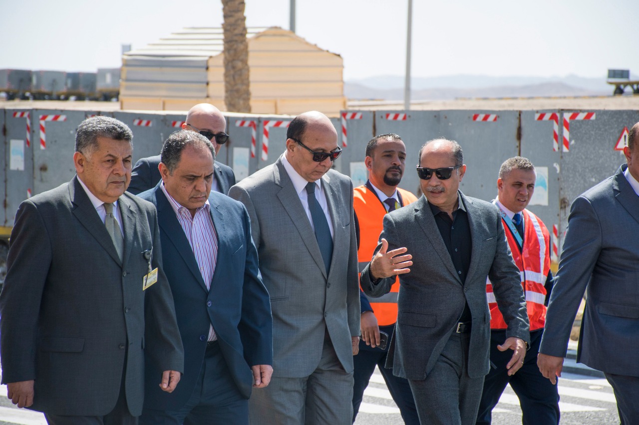 وزير الطيران يتفقد مطار مرسى علم ويوجه بمراجعة الإجراءات الأمنية (1)