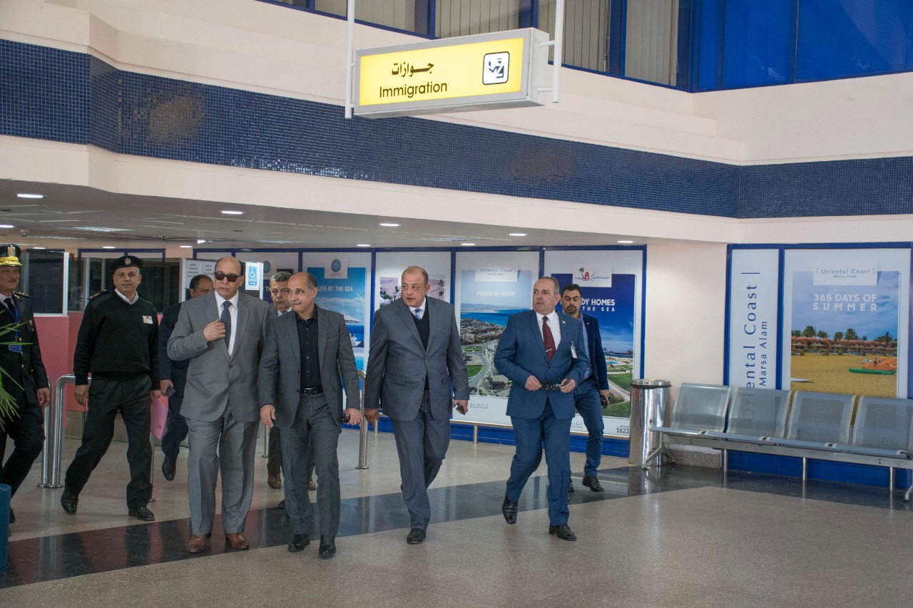وزير الطيران يتفقد مطار مرسى علم ويوجه بمراجعة الإجراءات الأمنية (5)
