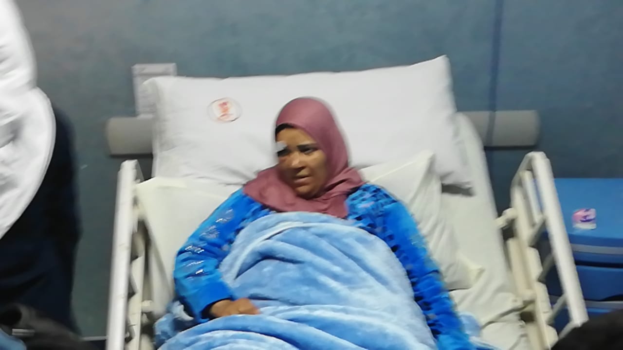 وزيرة الصحة خلال تفقدها المصابين بمستشفى دار الشفاء (6)