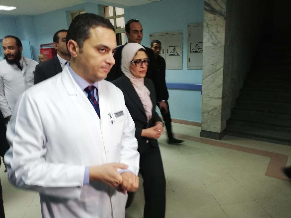 وزيرة الصحة خلال تفقدها المصابين بمستشفى دار الشفاء (5)