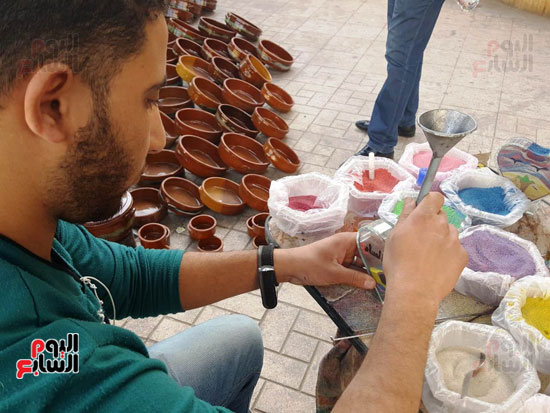 عمر تحدى البطالة فتعلم الرسم على  الرمال ووقف بشوارع اسيوط يعرض موهبته (22)
