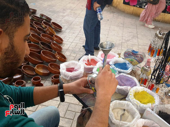 عمر تحدى البطالة فتعلم الرسم على  الرمال ووقف بشوارع اسيوط يعرض موهبته (24)