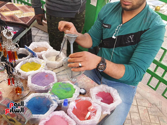 عمر تحدى البطالة فتعلم الرسم على  الرمال ووقف بشوارع اسيوط يعرض موهبته (2)