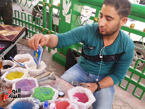 عمر تحدى البطالة فتعلم الرسم على  الرمال ووقف بشوارع اسيوط يعرض موهبته (4)