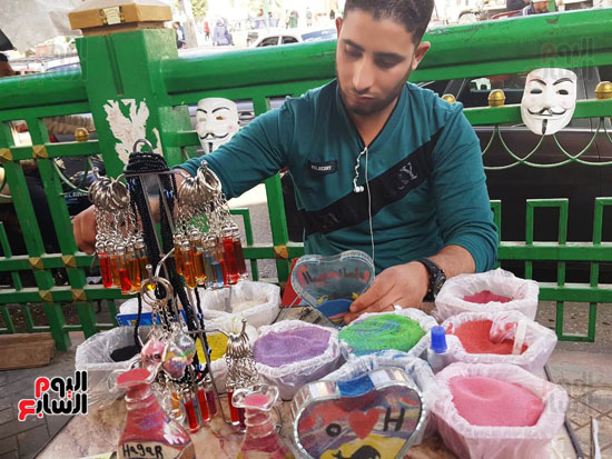 عمر تحدى البطالة فتعلم الرسم على  الرمال ووقف بشوارع اسيوط يعرض موهبته (21)