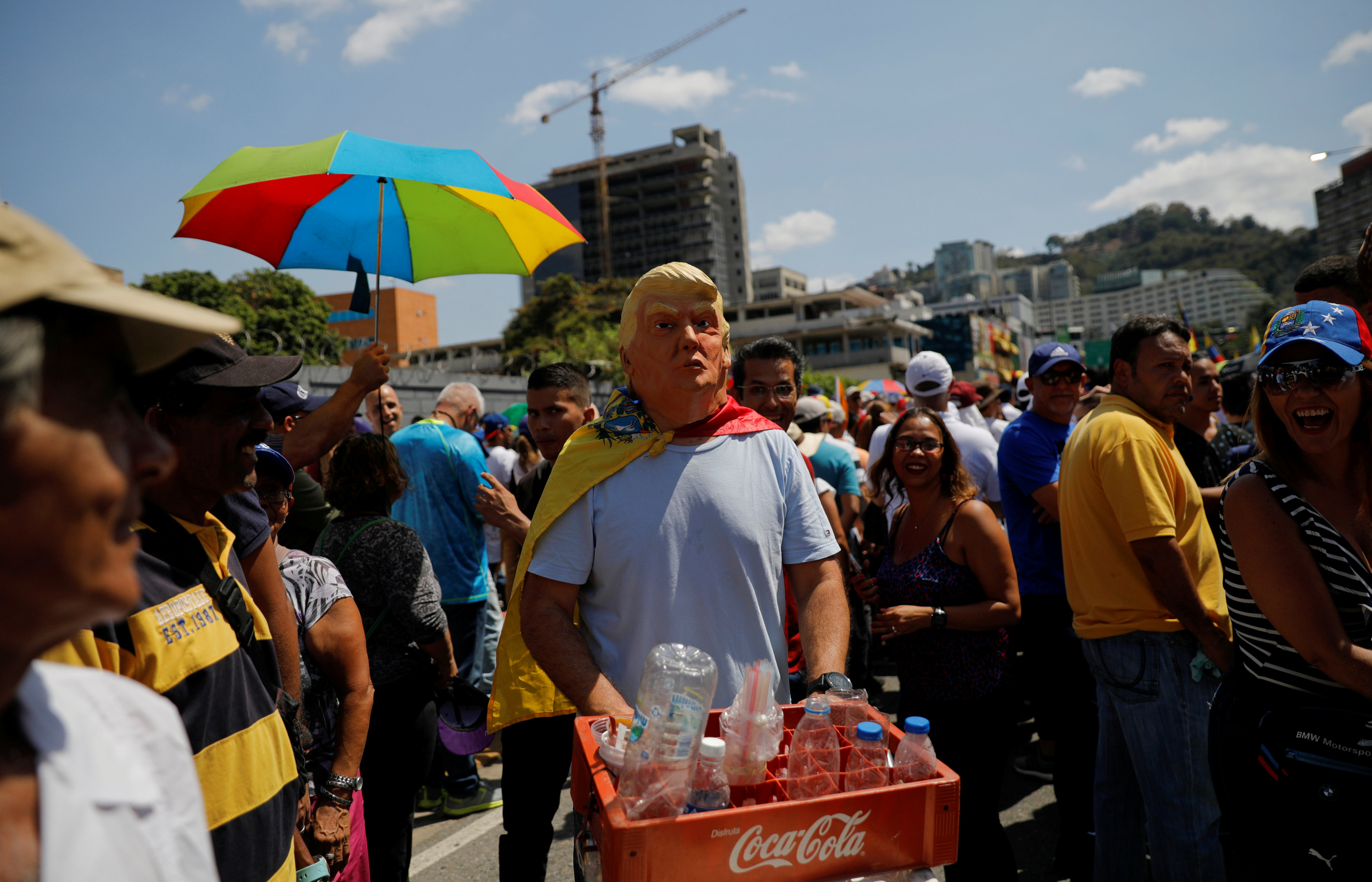 مسيرات ضخمة لمواصلة الضغط على الرئيس مادورو (11)