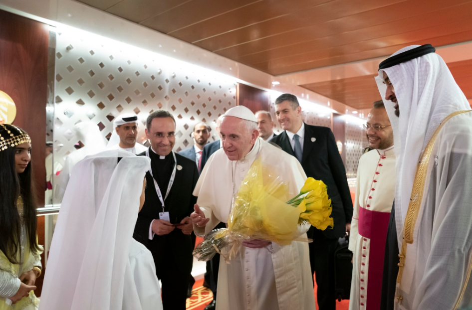 استقبال البابا بالورود
