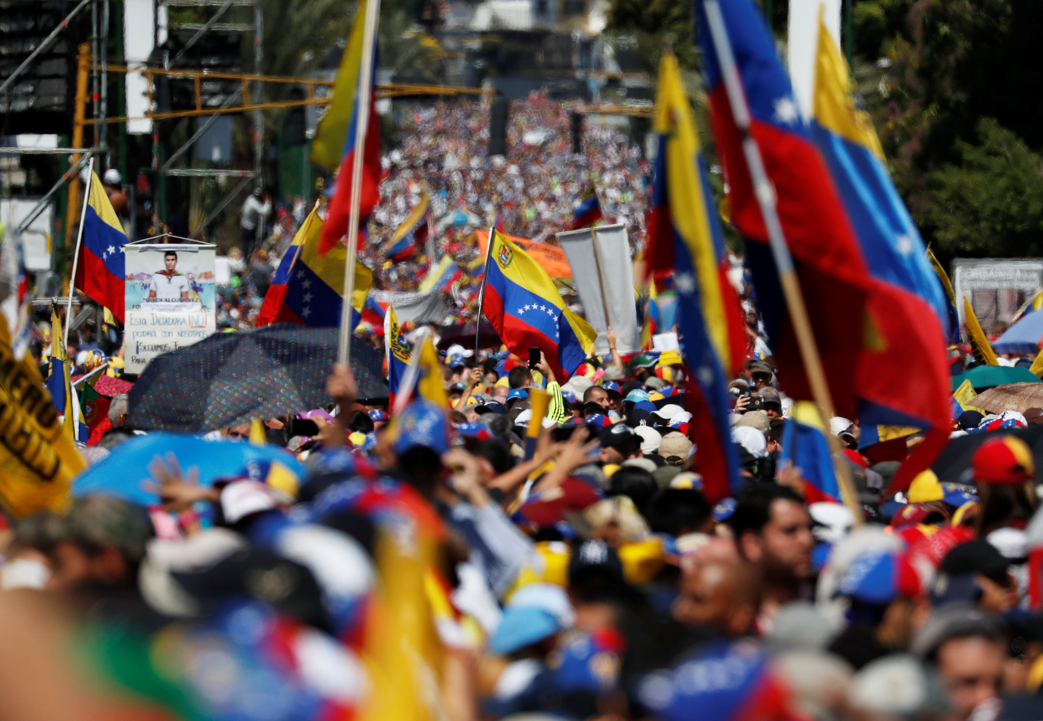 مسيرات ضخمة لمواصلة الضغط على الرئيس مادورو (2)