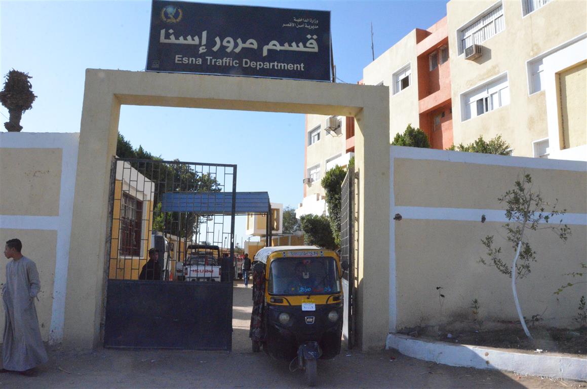 شاهد إستخراج أول رخصة لمركبة توك توك في تاريخ محافظة الأقصر (4)