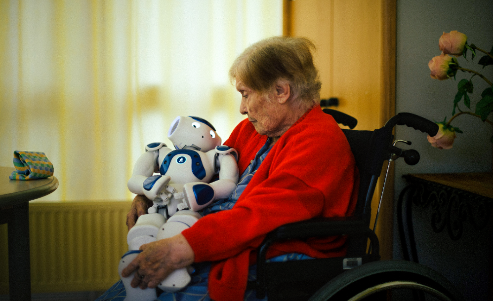 الروبوت مع مسنة
