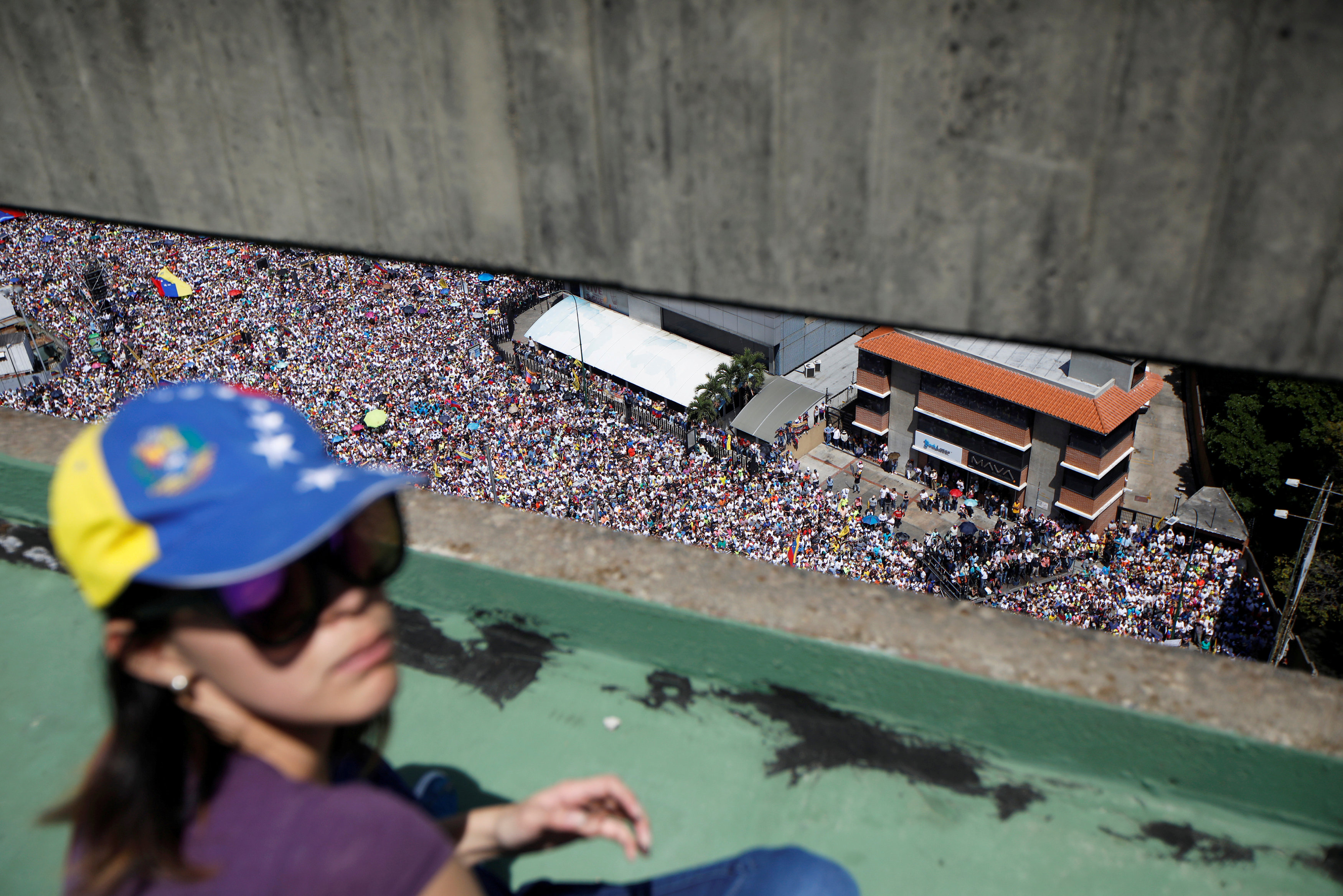 مسيرات ضخمة لمواصلة الضغط على الرئيس مادورو (12)