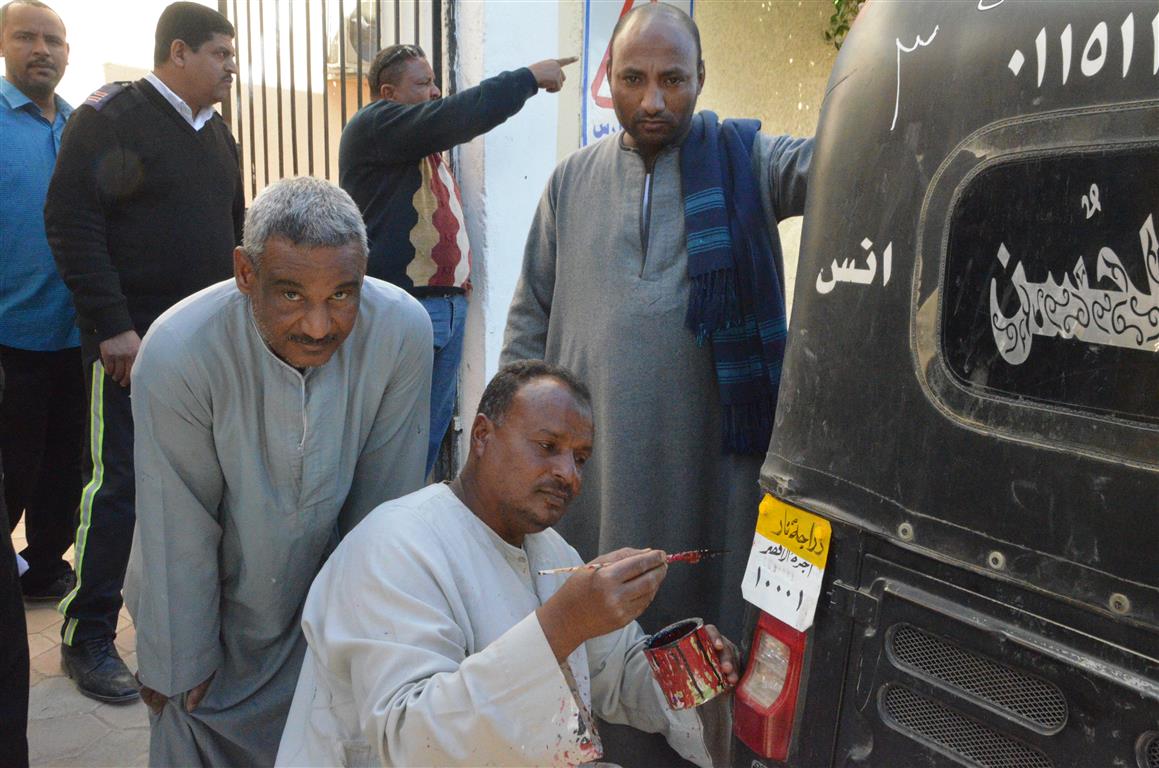 شاهد إستخراج أول رخصة لمركبة توك توك في تاريخ محافظة الأقصر (11)