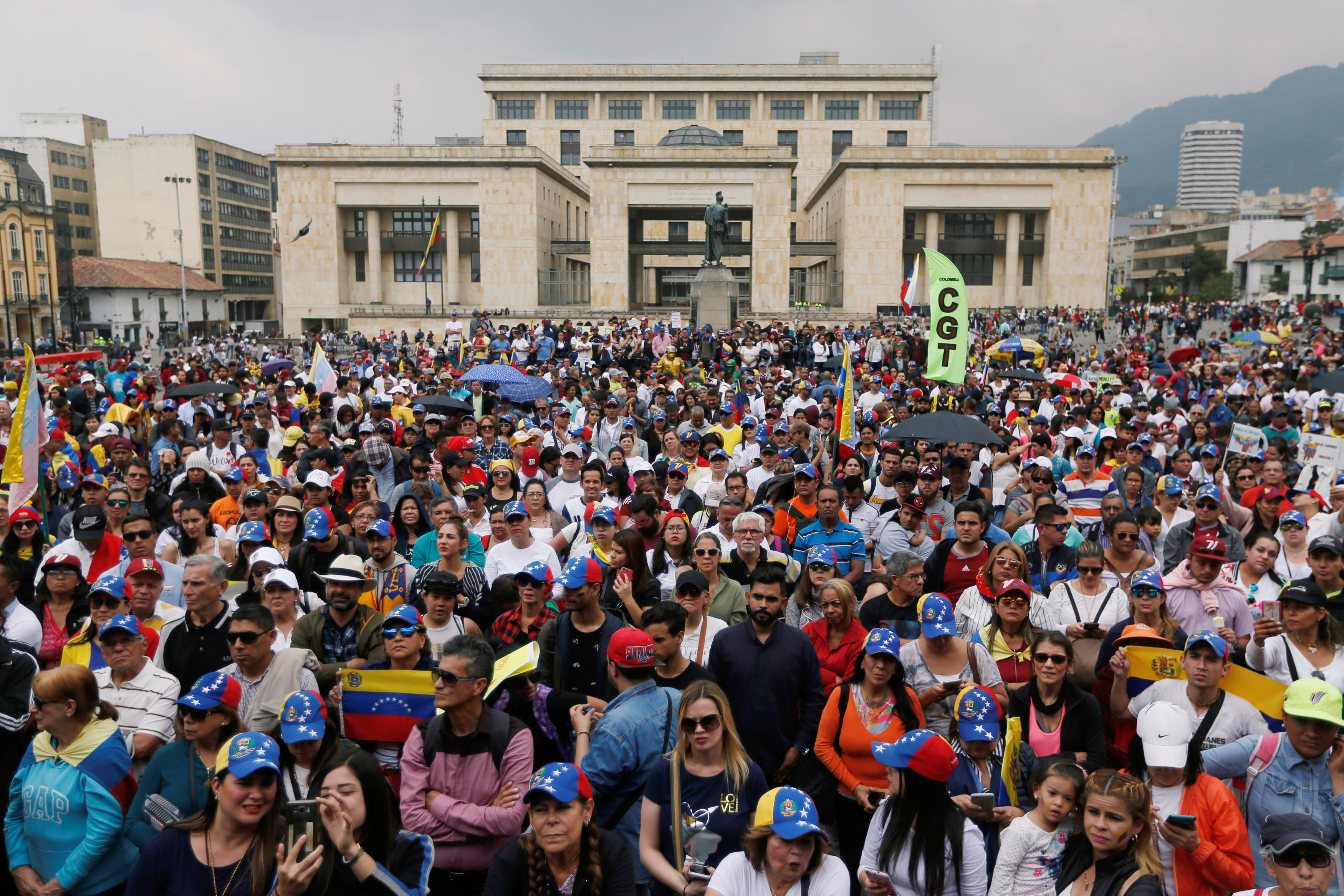 مسيرات ضخمة لمواصلة الضغط على الرئيس مادورو (4)